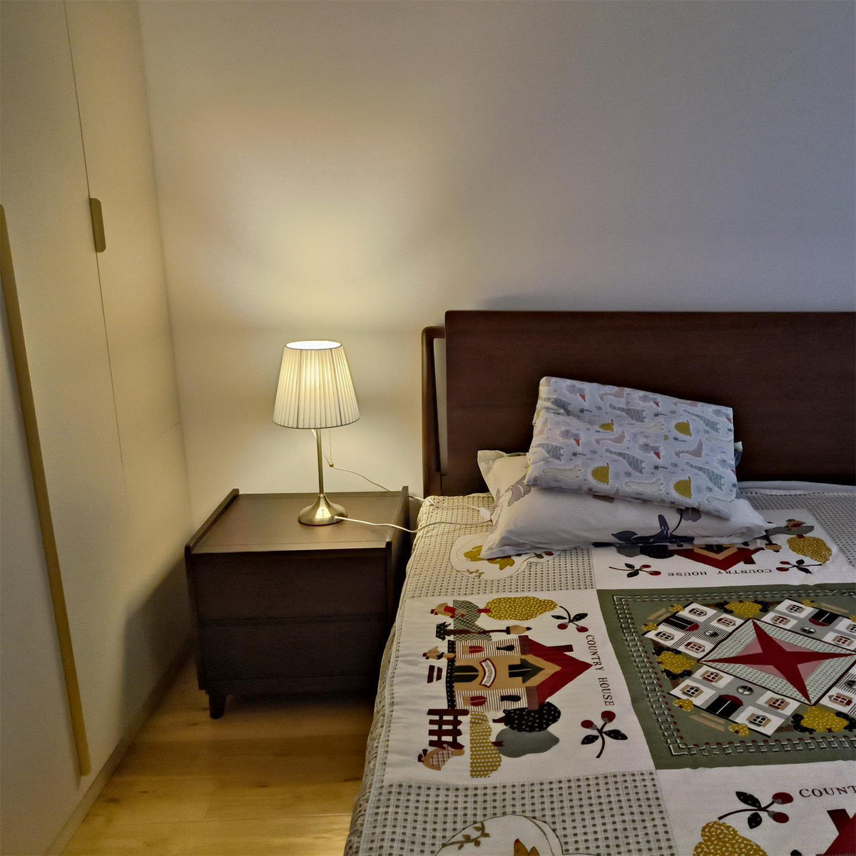 Simplicity lámpara de mesa con pantalla de tejido plisado