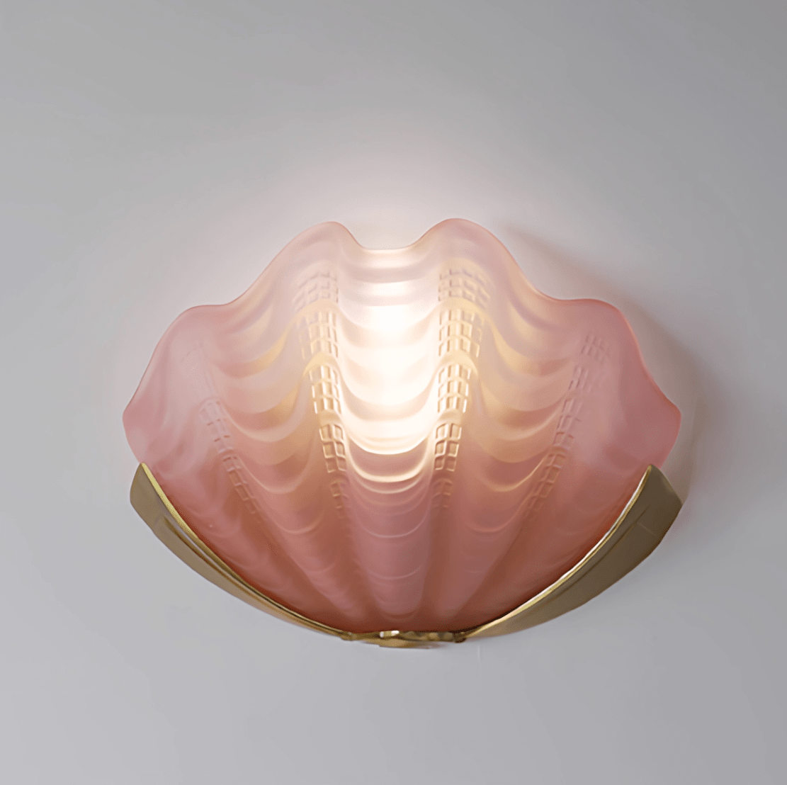 Nico aplique de pared Art Deco con pantalla de vidrio esmerilado en forma de escama