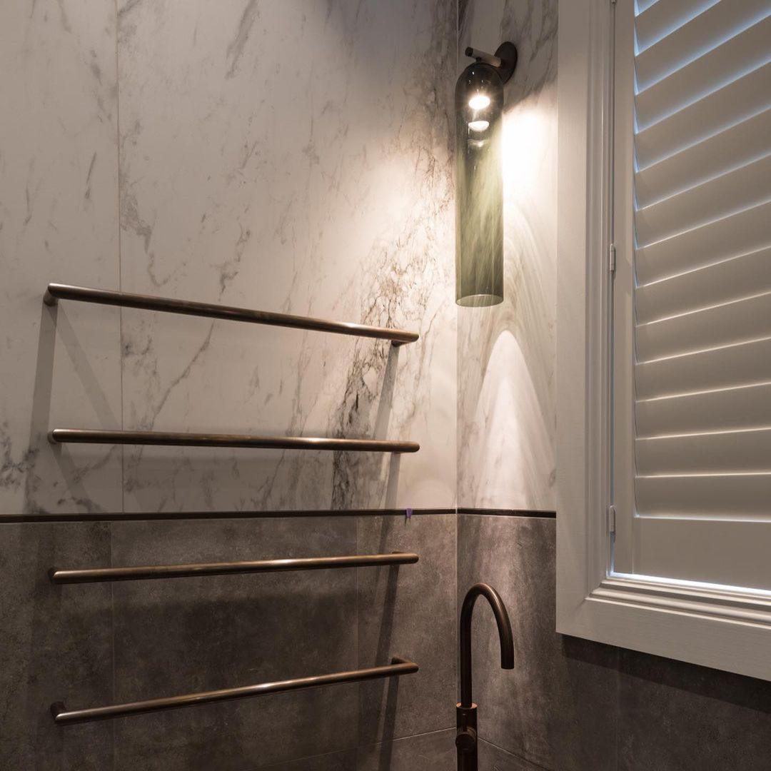 Aplique de pared con cilindro de vidrio y enchufe enchufable