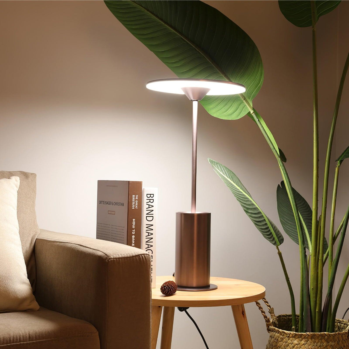 Feralielle lámpara de mesa minimalista de acero