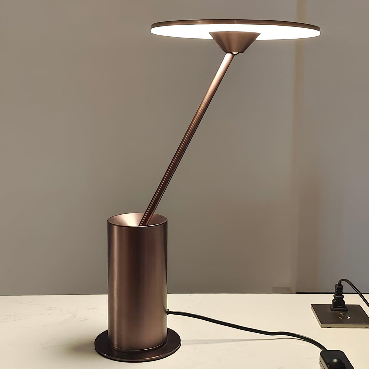 Feralielle lámpara de mesa minimalista de acero