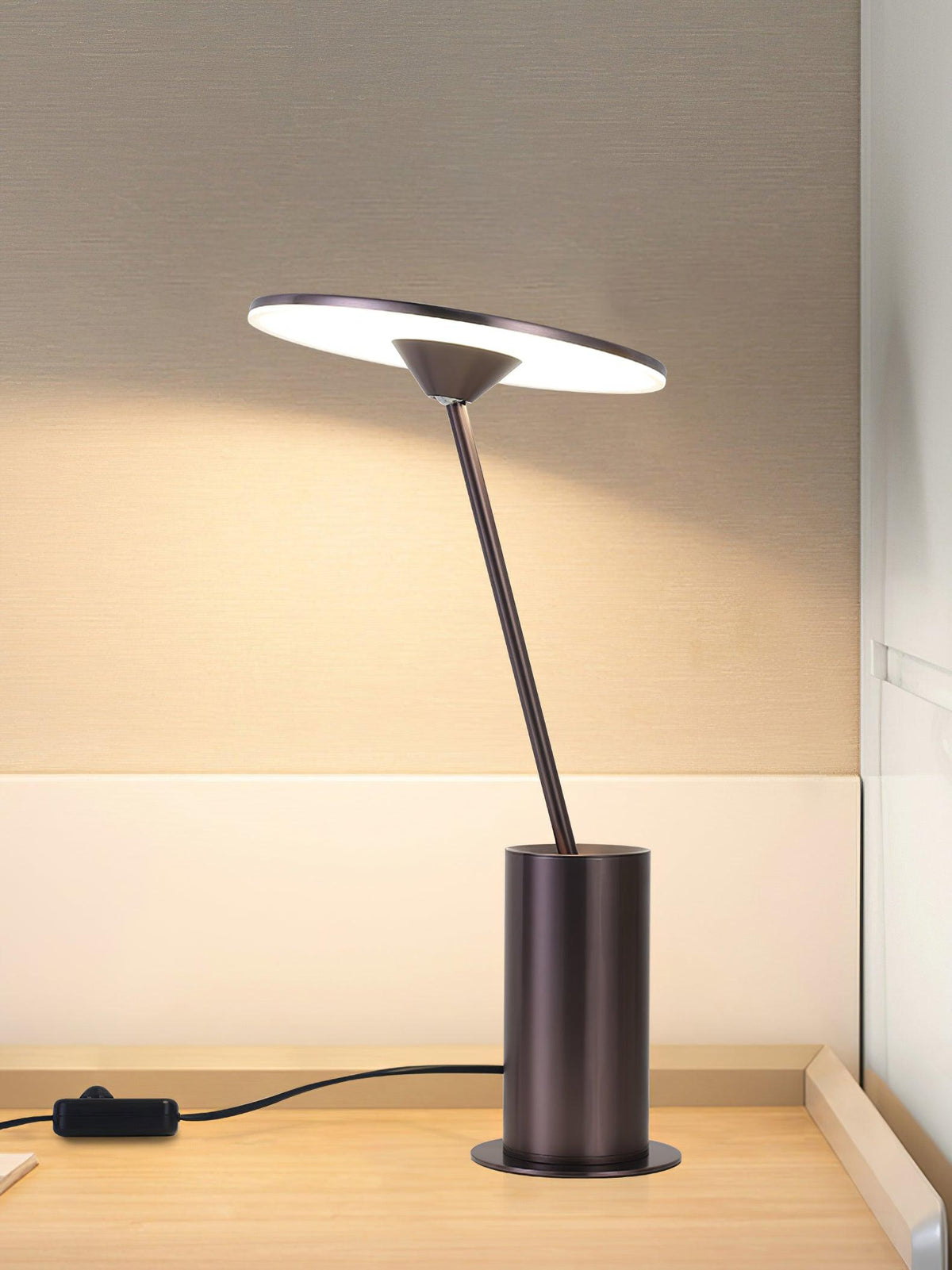 Feralielle lámpara de mesa minimalista de acero