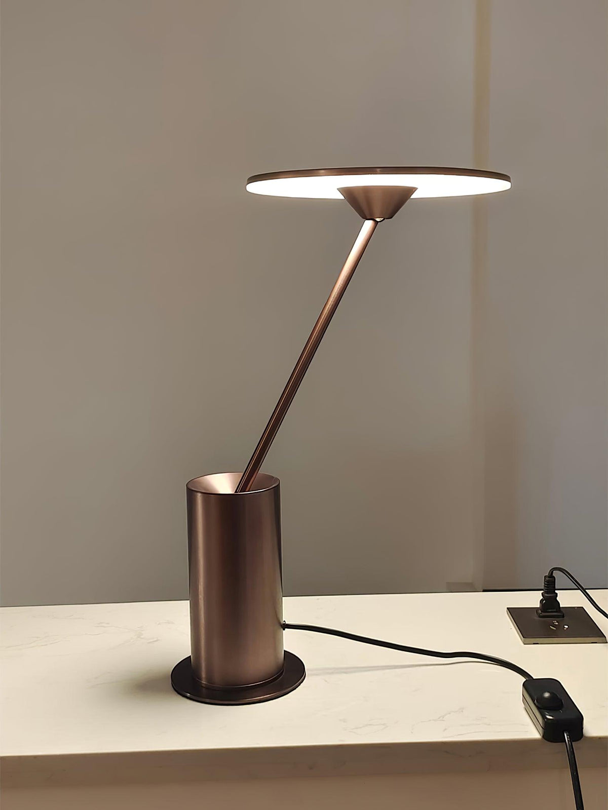 Feralielle lámpara de mesa minimalista de acero