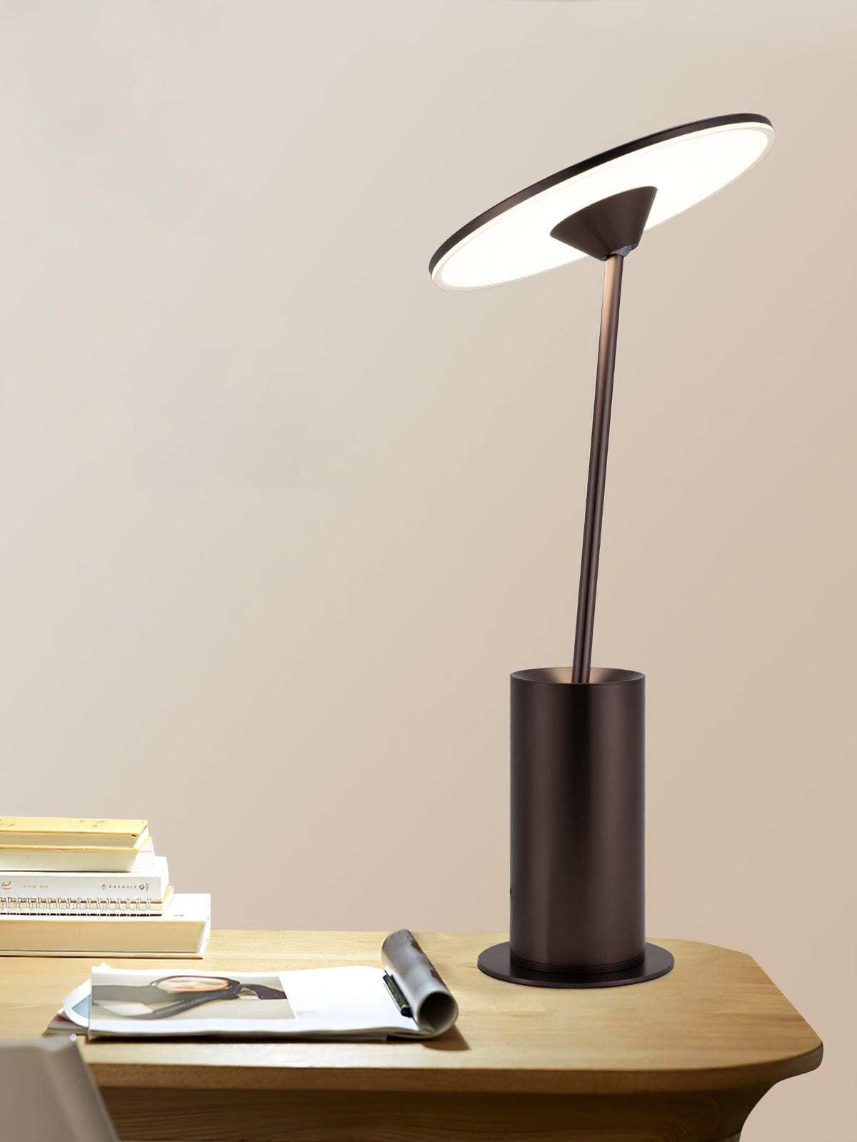 Feralielle lámpara de mesa minimalista de acero