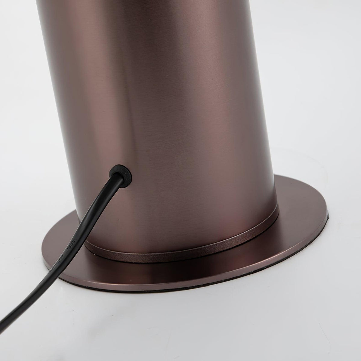 Feralielle lámpara de mesa minimalista de acero