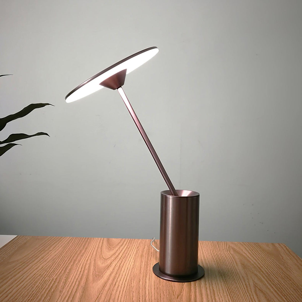 Feralielle lámpara de mesa minimalista de acero