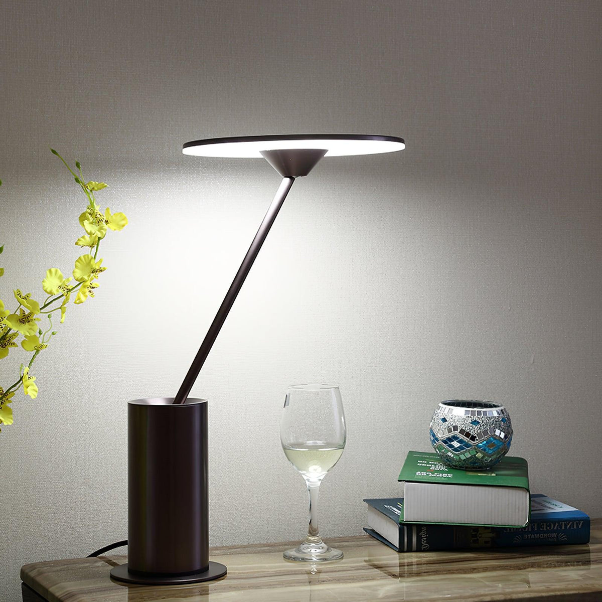 Feralielle lámpara de mesa minimalista de acero