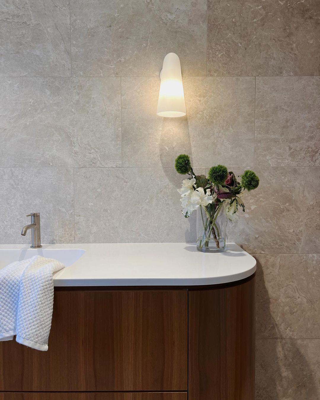 Lioririella aplique de pared con pantalla de vidrio cónico