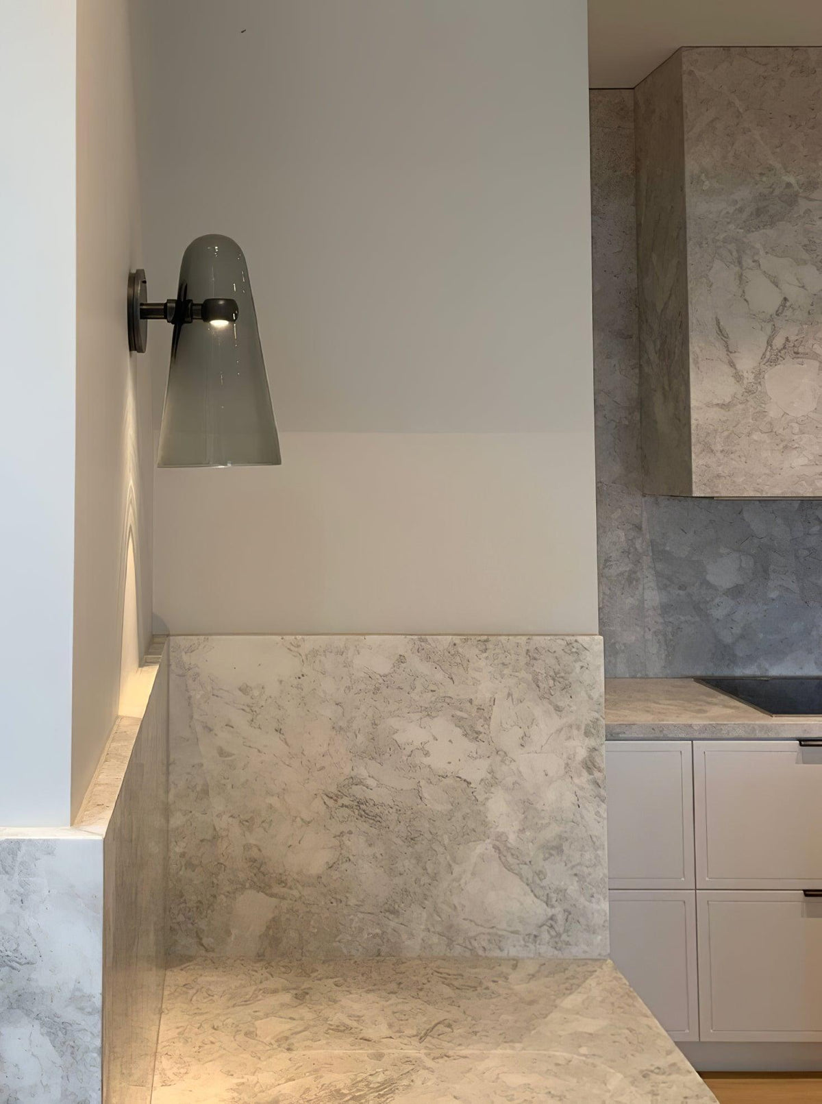 Lioririella aplique de pared con pantalla de vidrio cónico