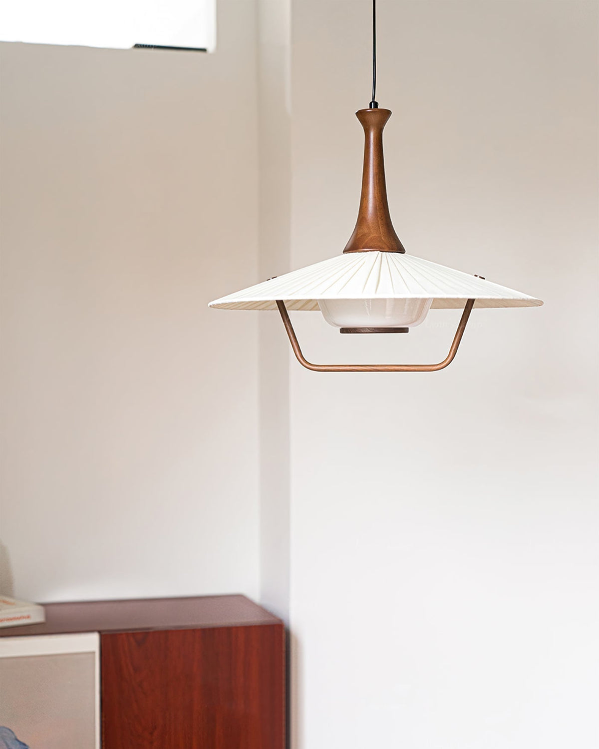Vionne lámpara colgante de madera y blanco estilo mid-century