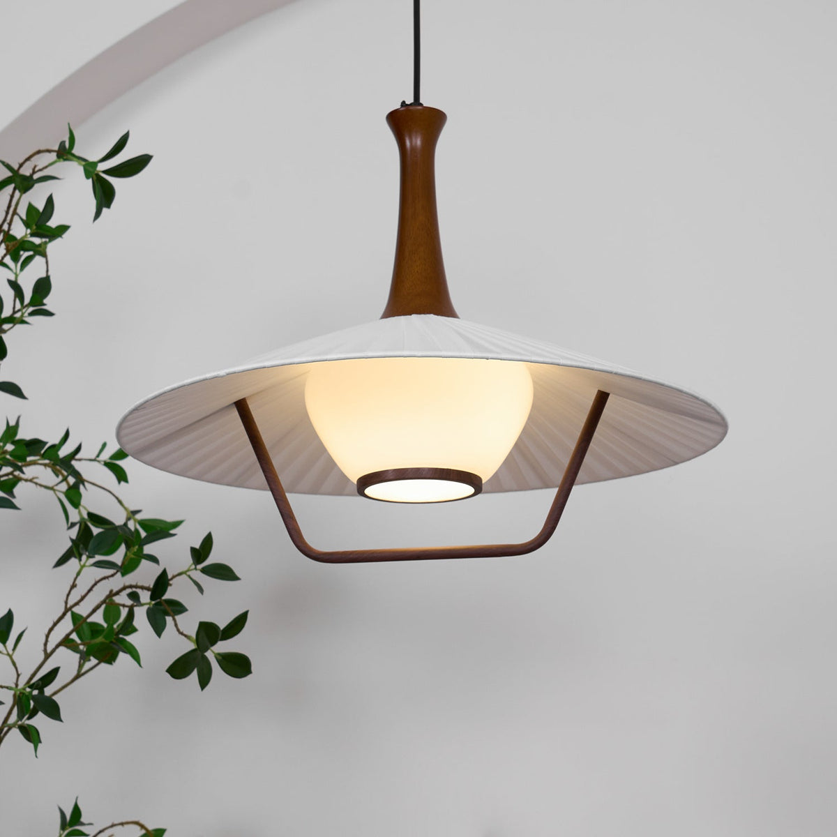 Vionne lámpara colgante de madera y blanco estilo mid-century