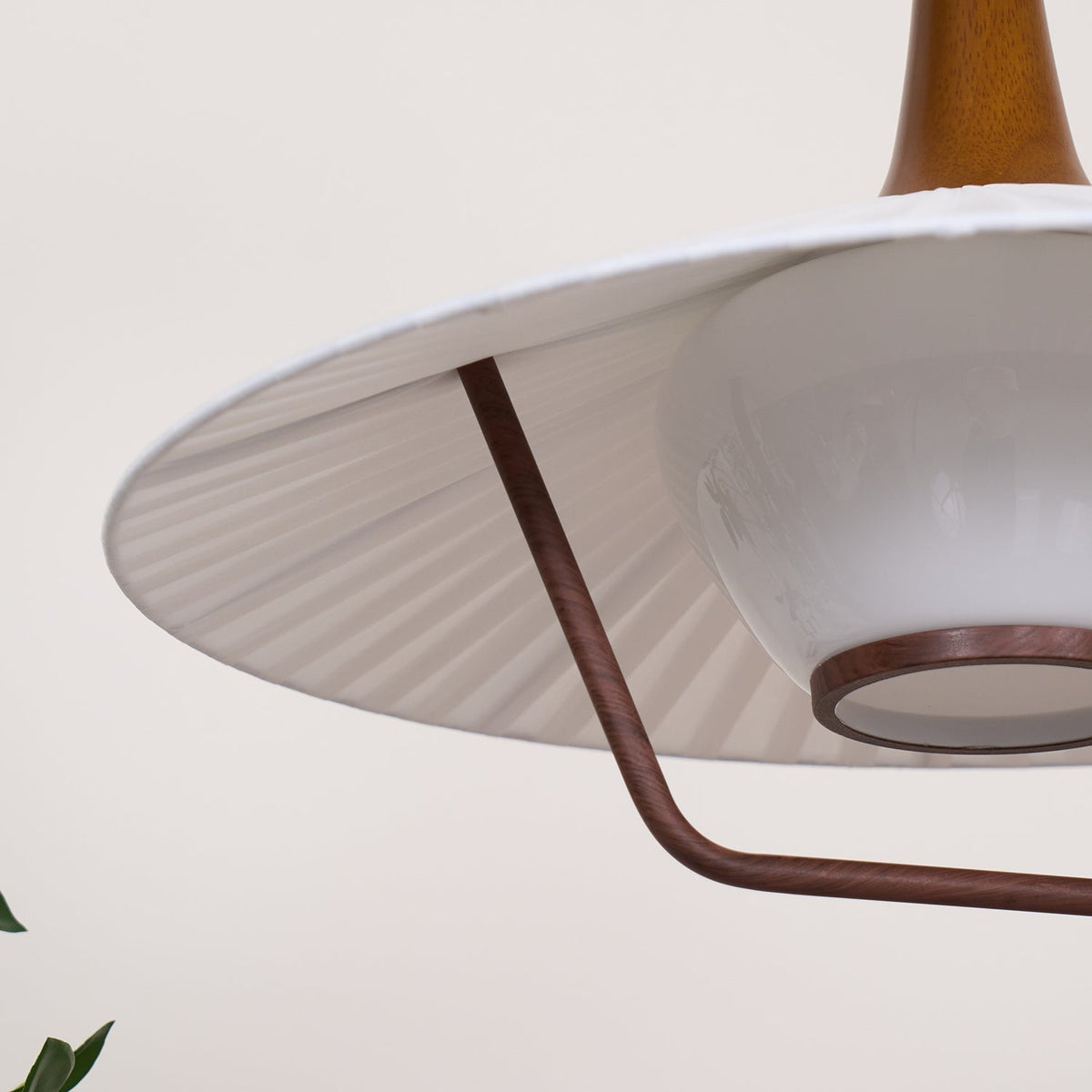 Vionne lámpara colgante de madera y blanco estilo mid-century