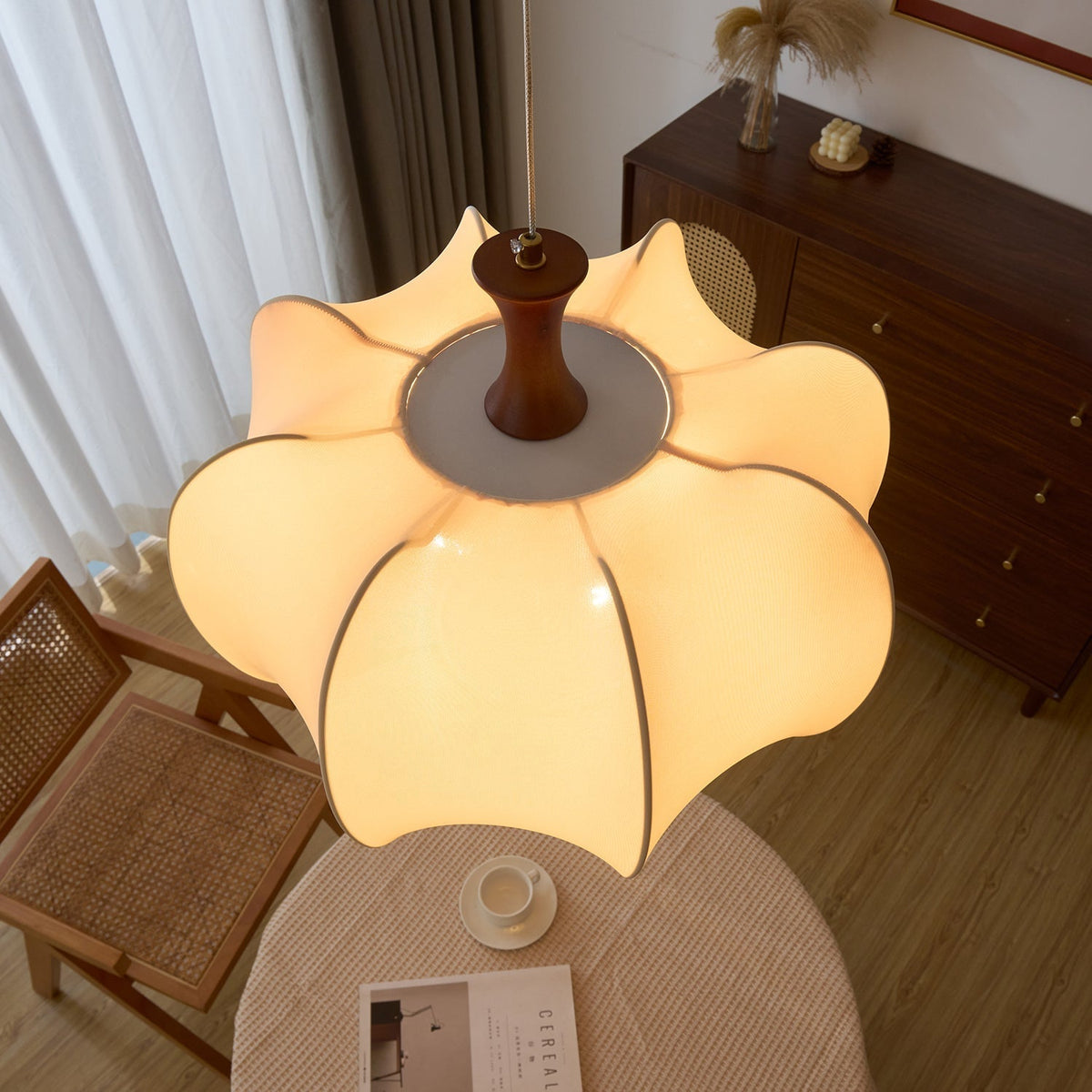 Elvelise lámpara colgante de tejido y madera
