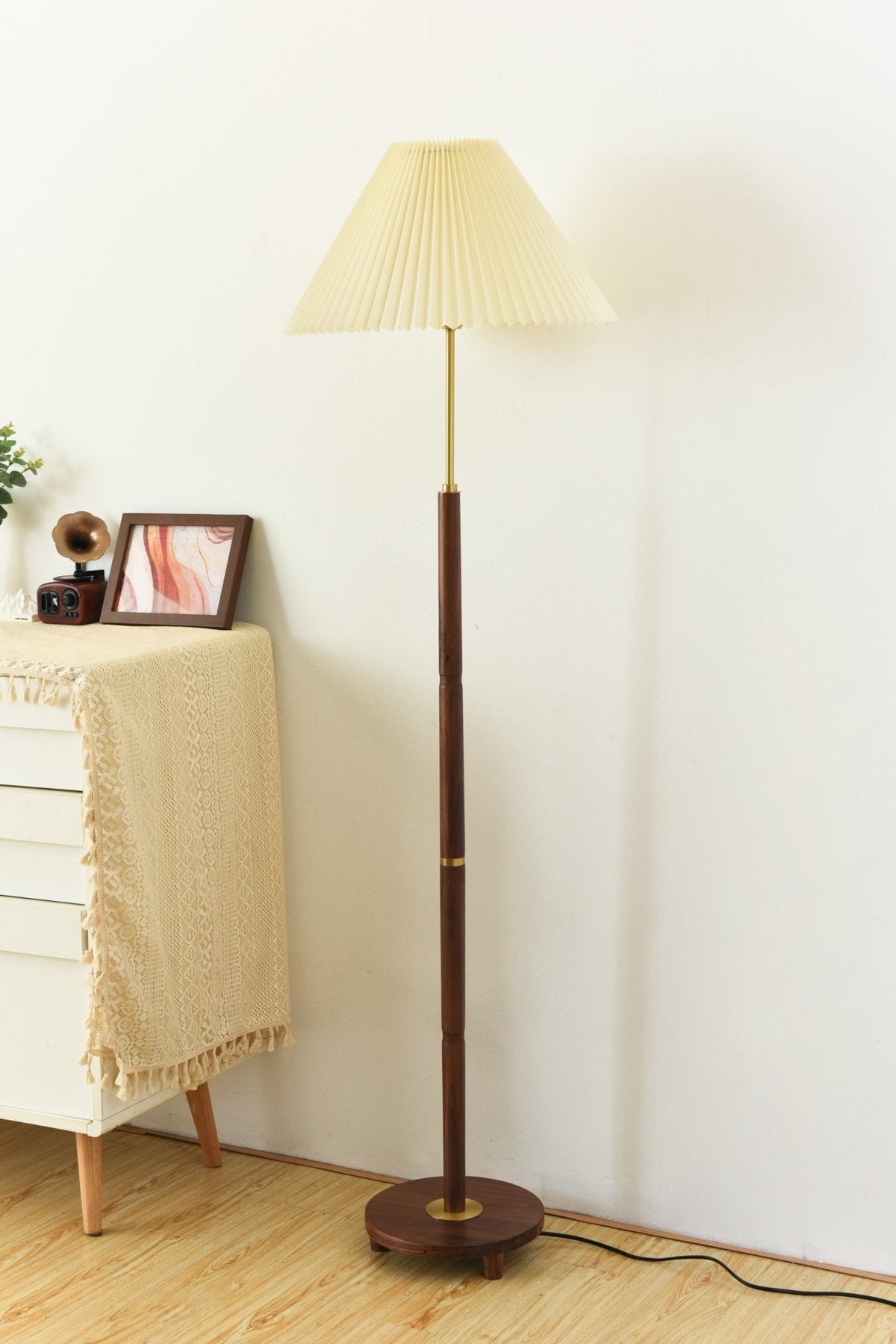 Haven lámpara de pie de madera y tejido vintage
