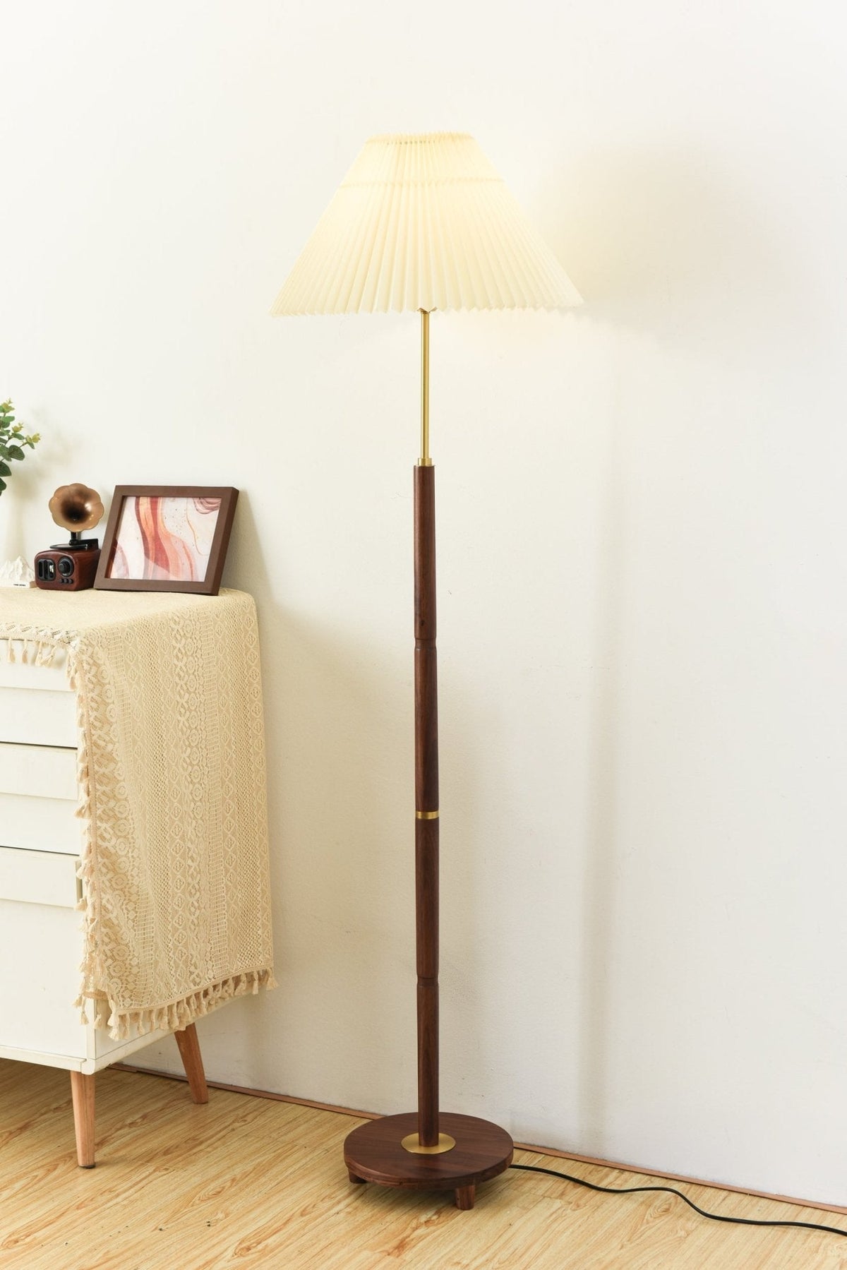Haven lámpara de pie de madera y tejido vintage