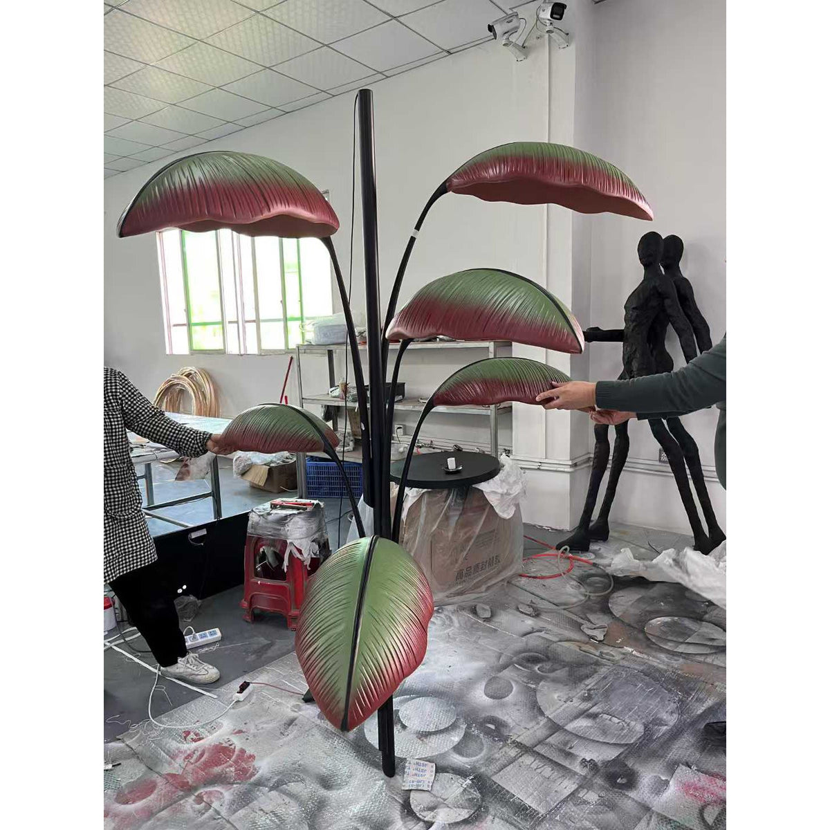 Rauduvyu lámpara de araña moderna minimalista con hojas en negro de metal