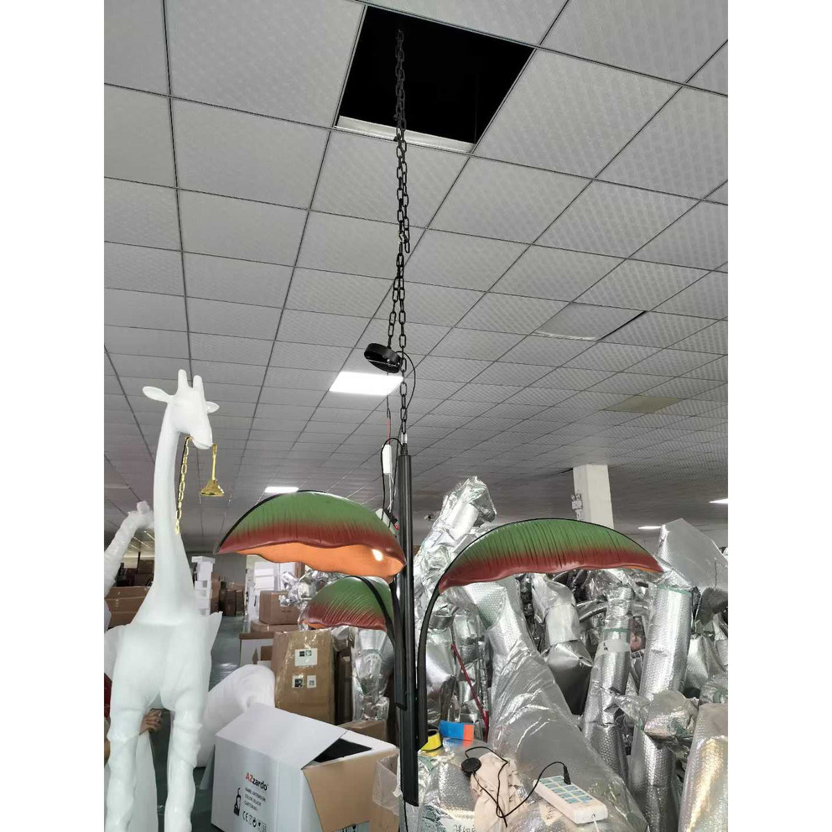 Rauduvyu lámpara de araña moderna minimalista con hojas en negro de metal