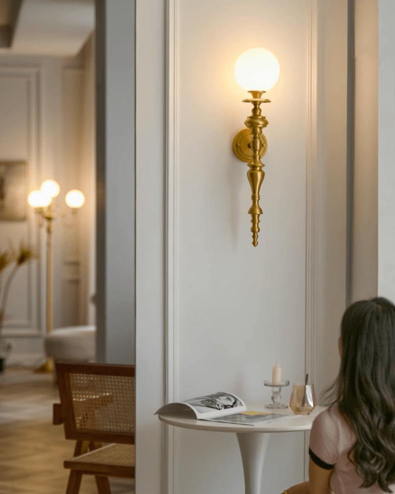 Aplique de pared con cuerpo esculpido en latón y pantalla esférica clásica y elegante esfera