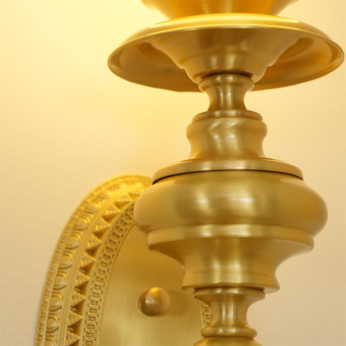 Aplique de pared con cuerpo esculpido en latón y pantalla esférica clásica y elegante esfera