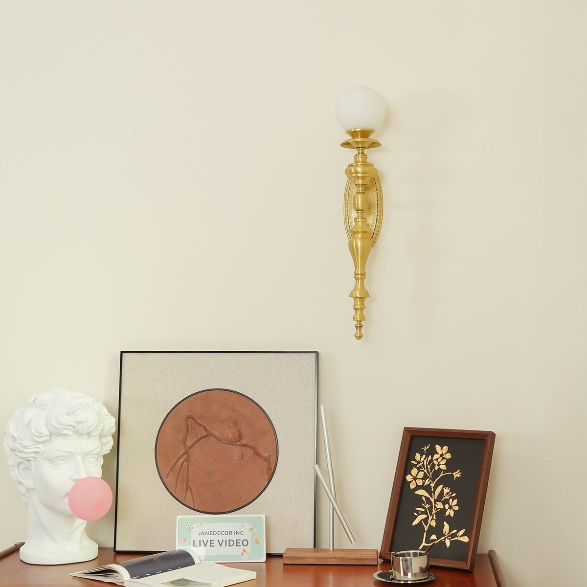 Aplique de pared con cuerpo esculpido en latón y pantalla esférica clásica y elegante esfera
