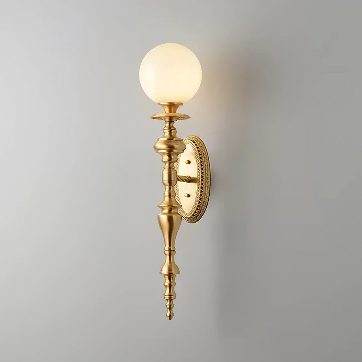 Aplique de pared con cuerpo esculpido en latón y pantalla esférica clásica y elegante esfera