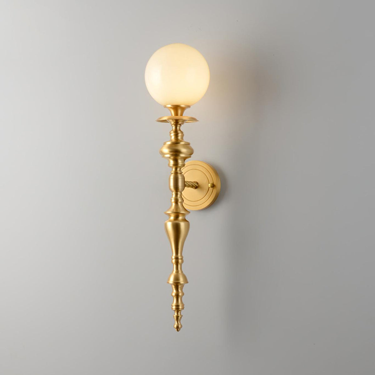 Aplique de pared con cuerpo esculpido en latón y pantalla esférica clásica y elegante esfera