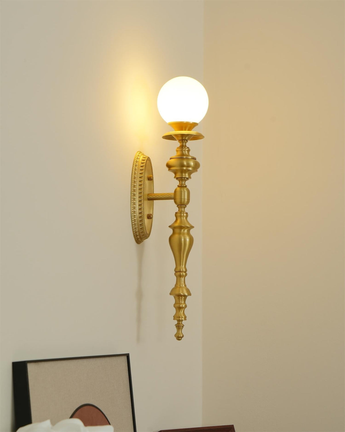 Aplique de pared con cuerpo esculpido en latón y pantalla esférica clásica y elegante esfera