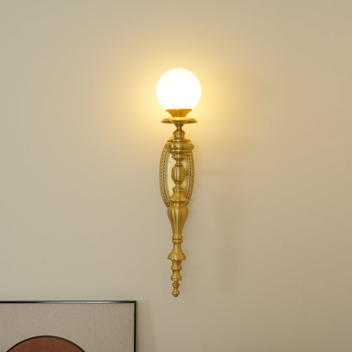 Aplique de pared con cuerpo esculpido en latón y pantalla esférica clásica y elegante esfera