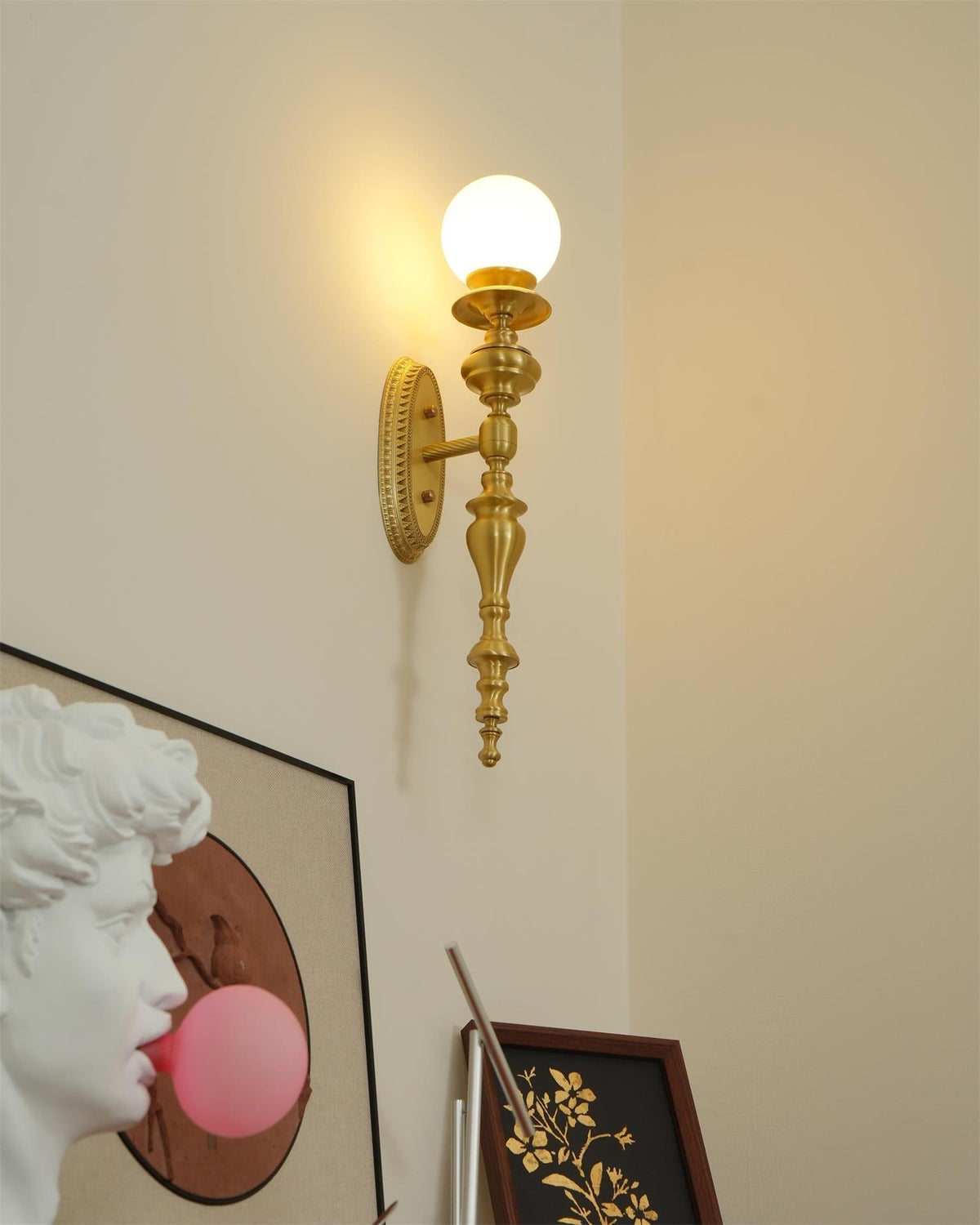Aplique de pared con cuerpo esculpido en latón y pantalla esférica clásica y elegante esfera