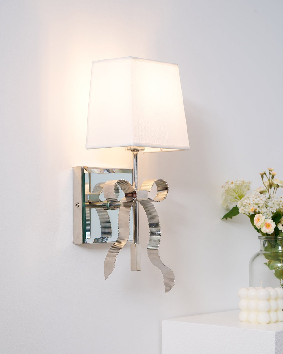 Veskin aplique de pared con corbata