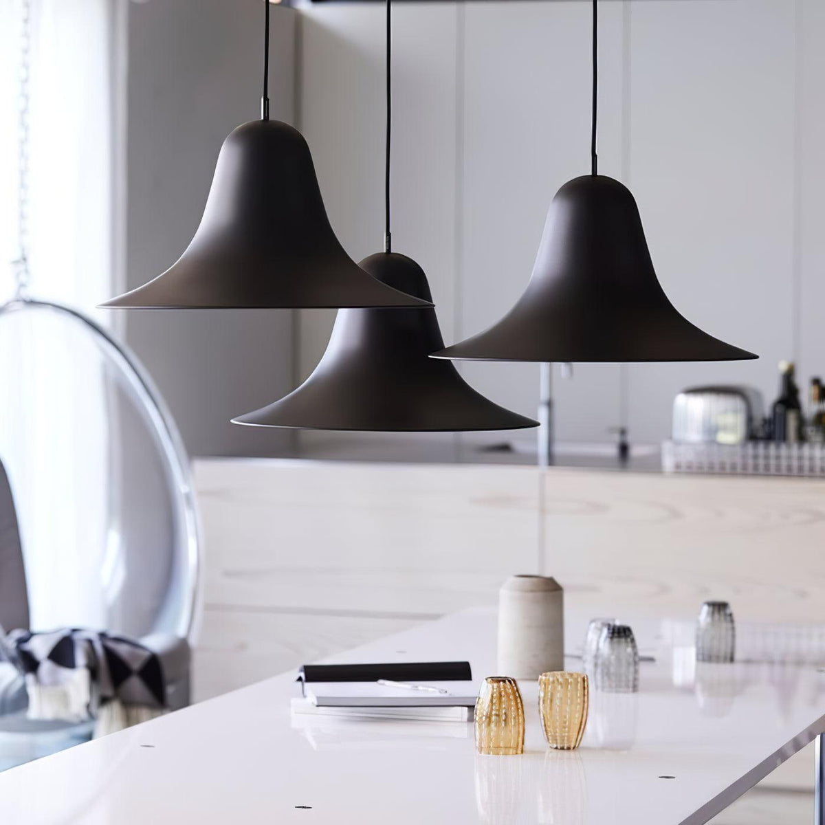 Nevin lámpara colgante minimalista con pantalla en forma de campana