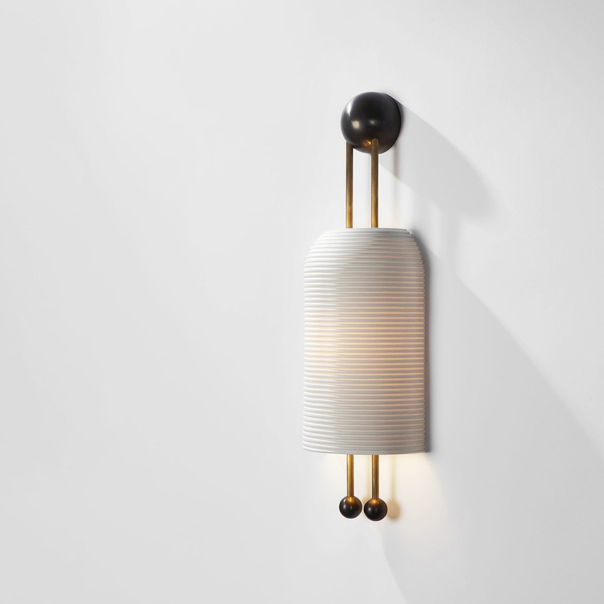 Bly aplique de pared con varillas doradas y pantalla de vidrio opalino