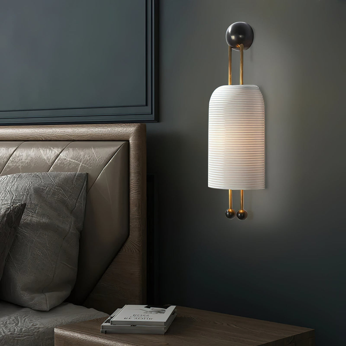 Bly aplique de pared con varillas doradas y pantalla de vidrio opalino
