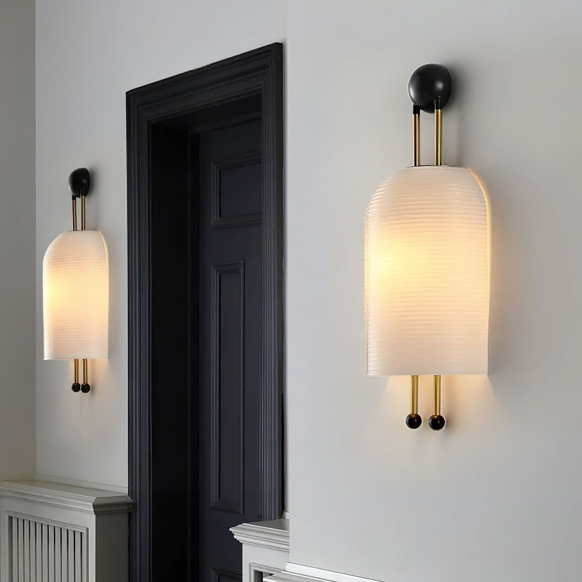 Bly aplique de pared con varillas doradas y pantalla de vidrio opalino