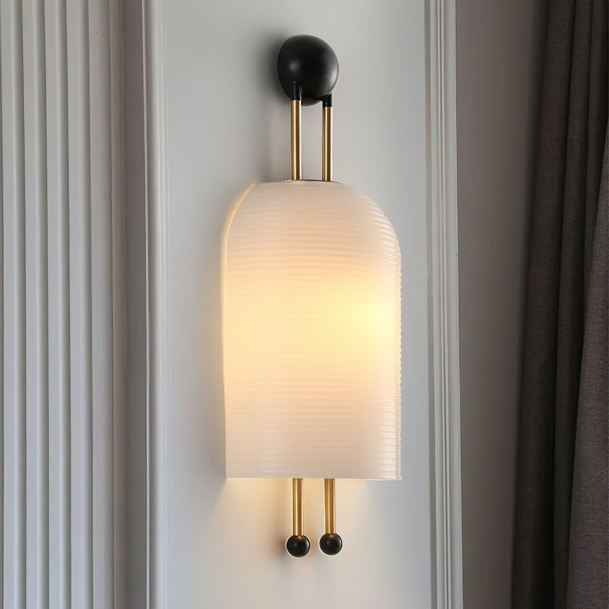 Bly aplique de pared con varillas doradas y pantalla de vidrio opalino
