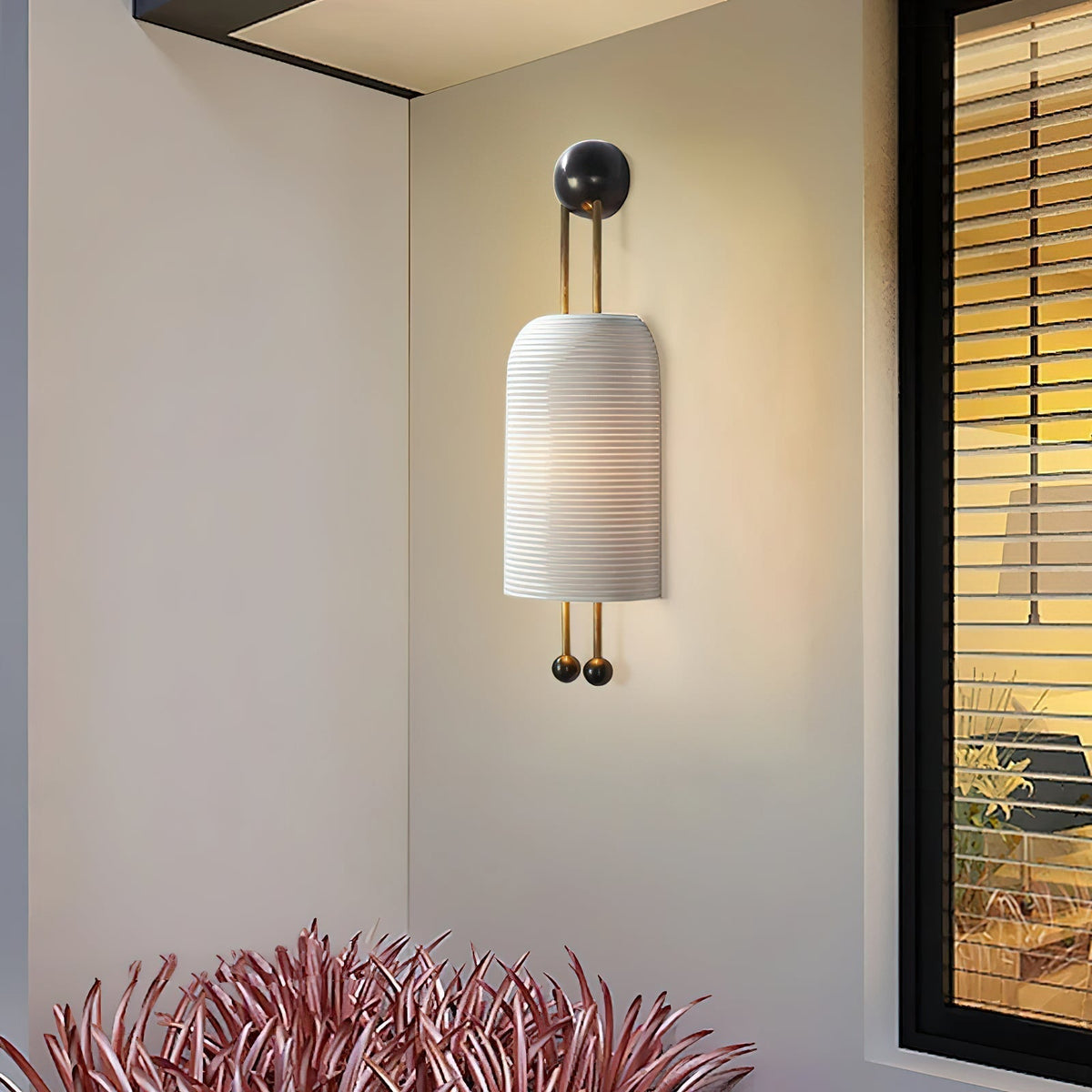 Bly aplique de pared con varillas doradas y pantalla de vidrio opalino