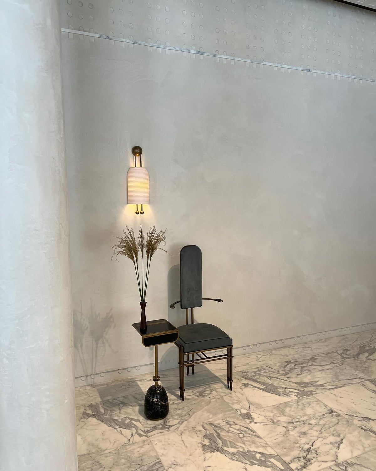 Bly aplique de pared con varillas doradas y pantalla de vidrio opalino