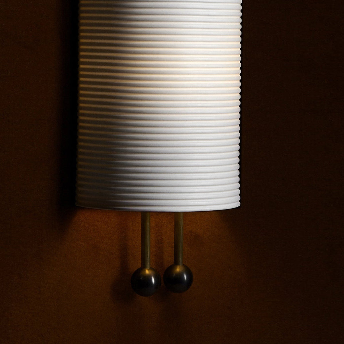 Bly aplique de pared con varillas doradas y pantalla de vidrio opalino