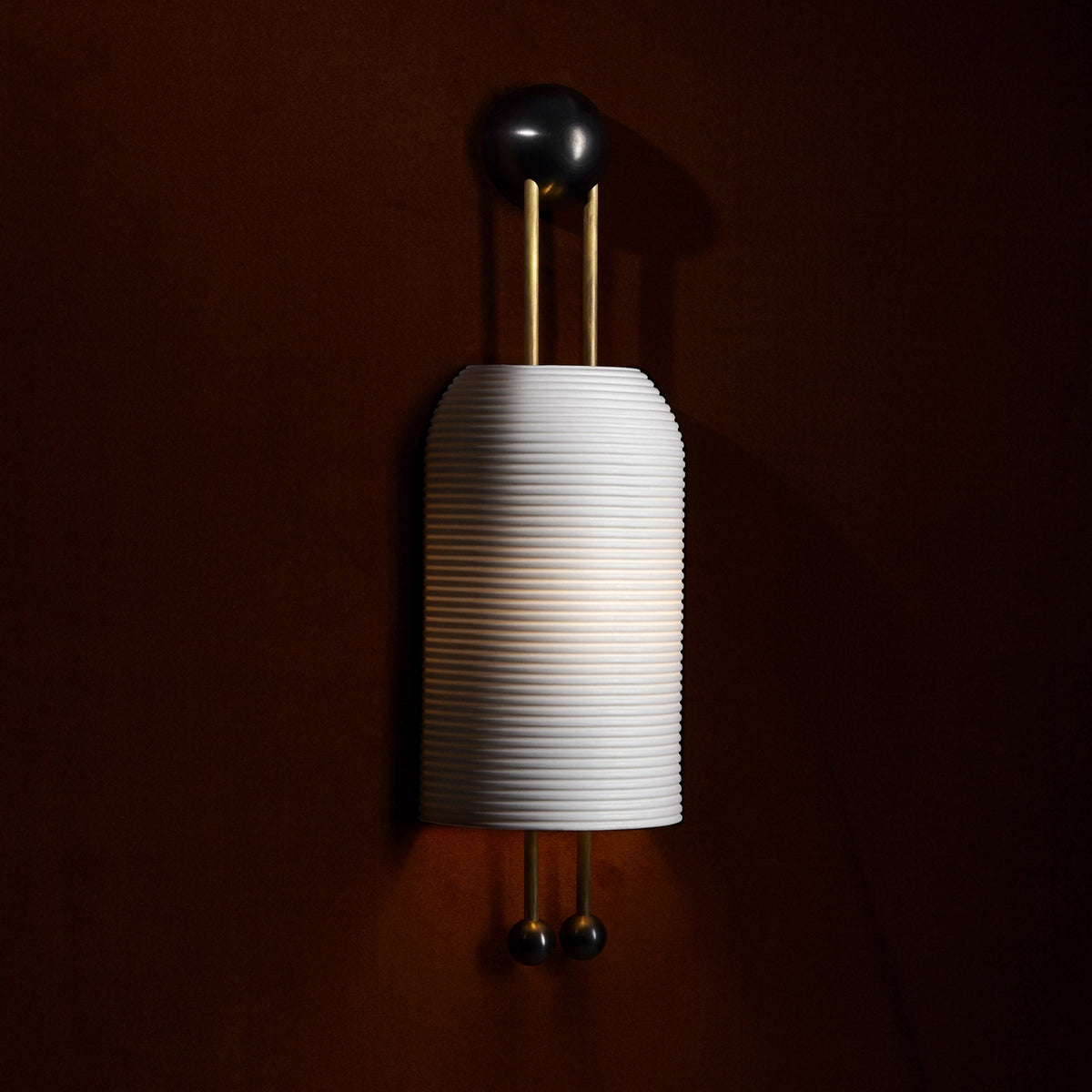 Bly aplique de pared con varillas doradas y pantalla de vidrio opalino