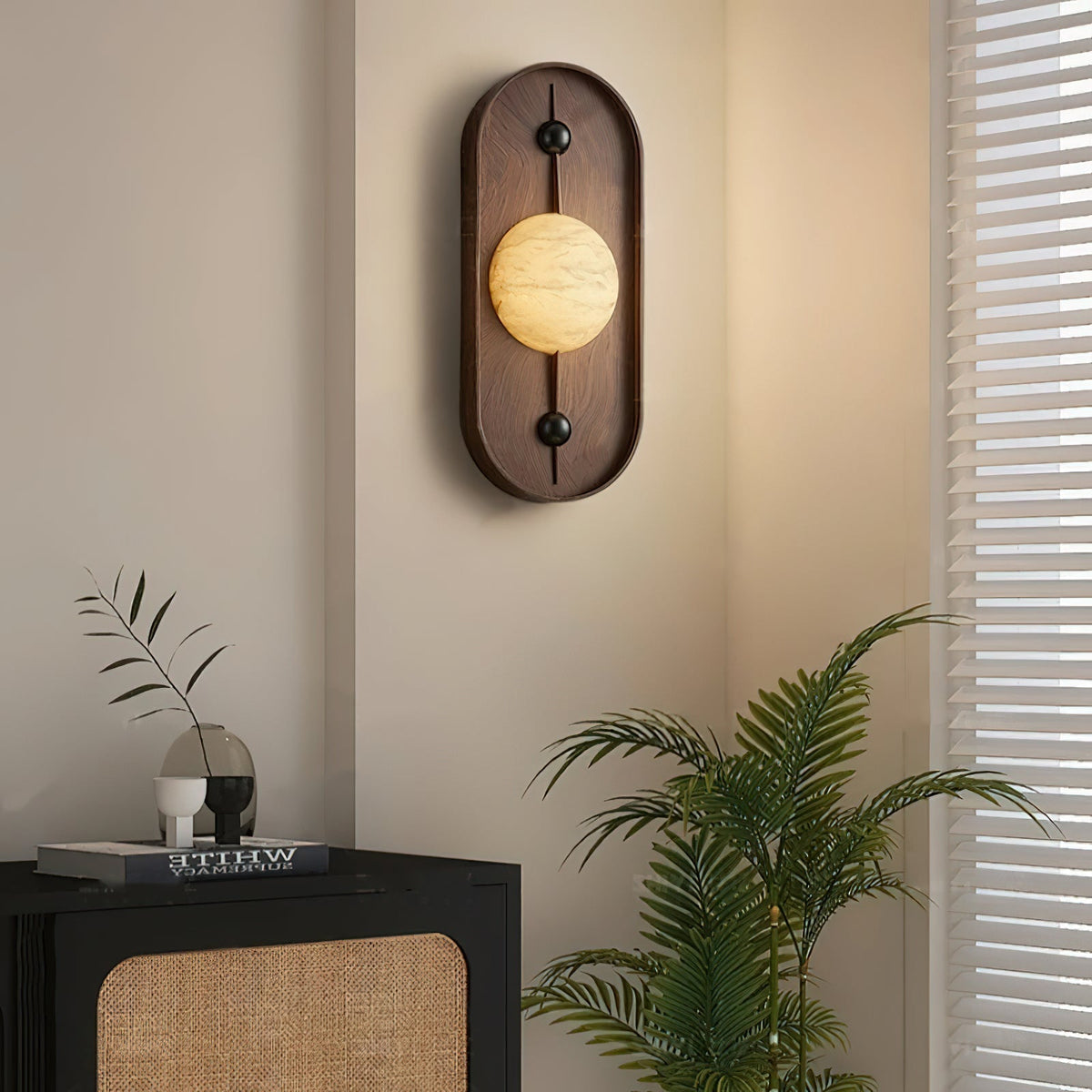 Lyvaran aplique de pared ovalado de alabastro y madera en color nogal