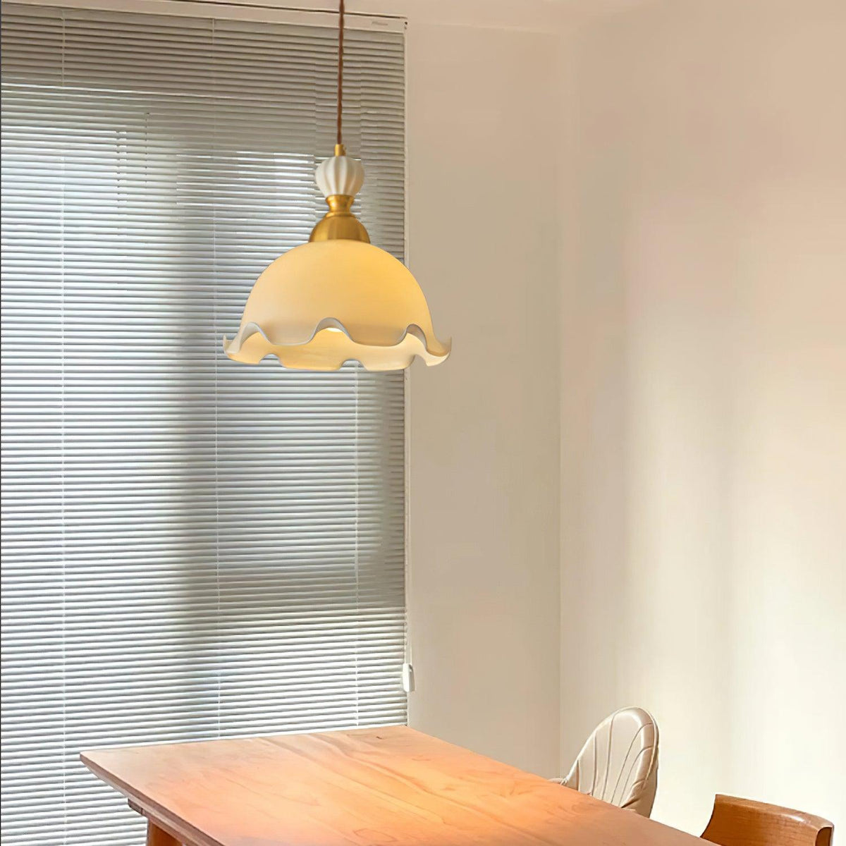 Lámpara colgante de vidrio con borde ondulado, brillo suave, estilo vintage y romántico