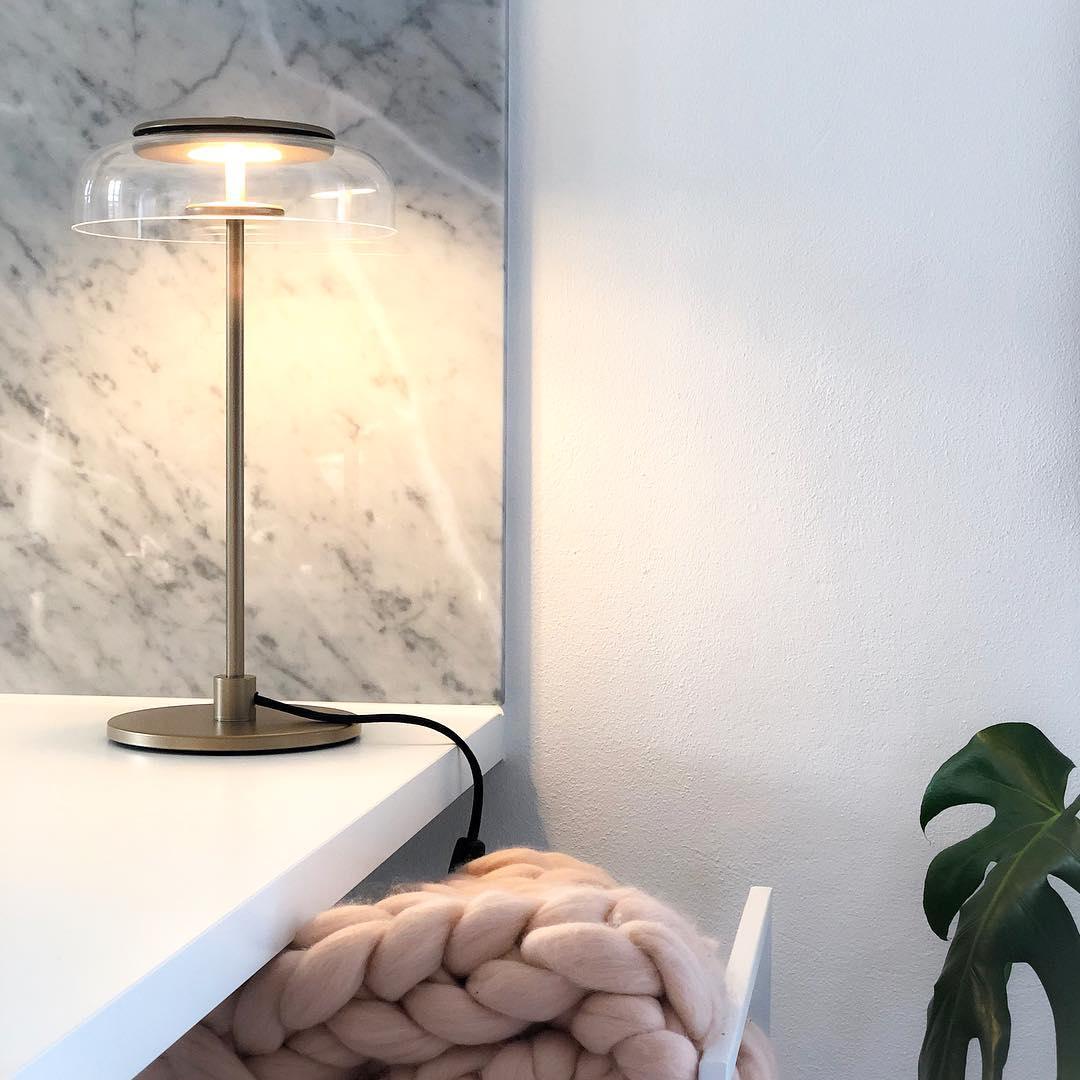 Rinelette lámpara de mesa con pantalla de vidrio transparente y base de madera