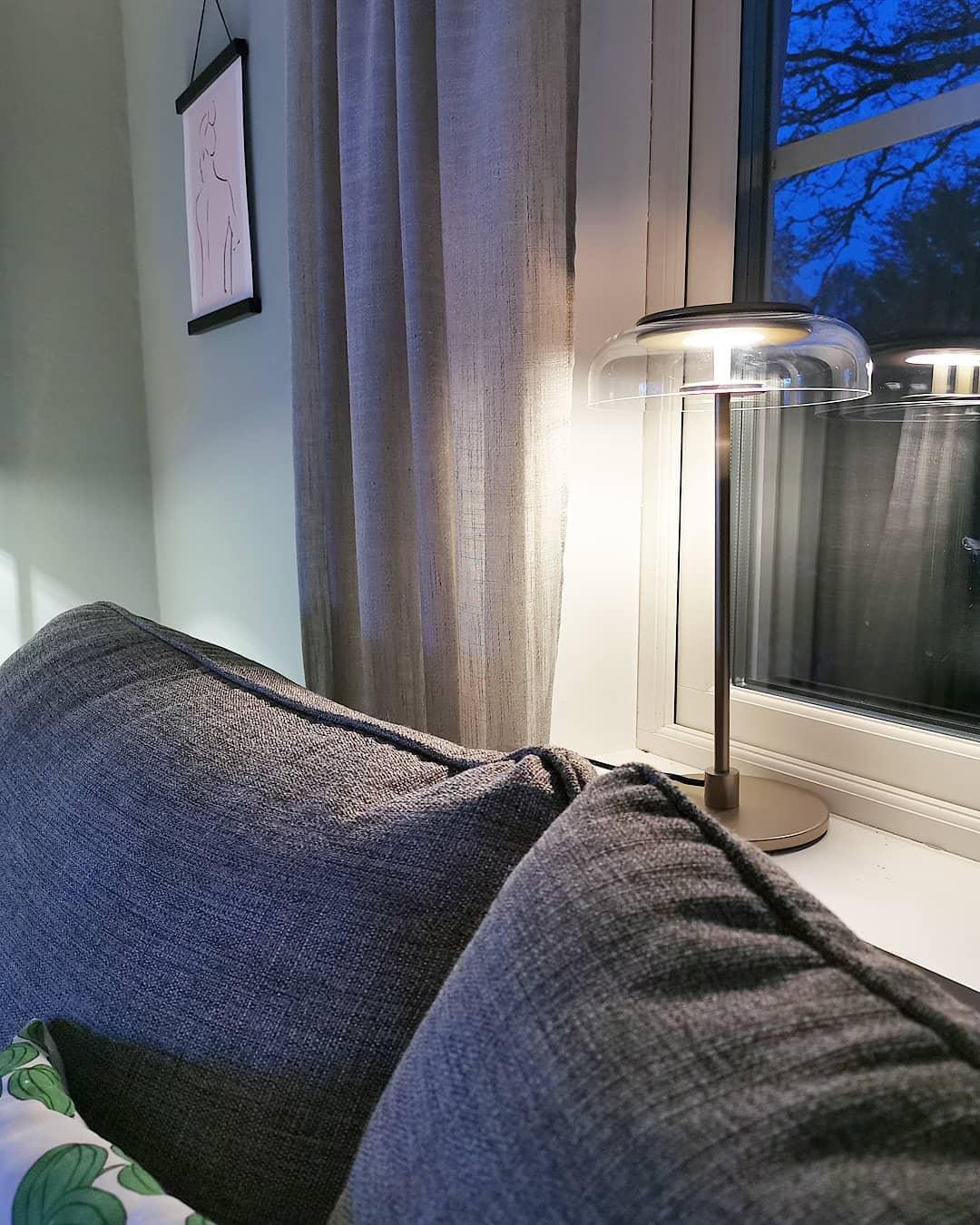Rinelette lámpara de mesa con pantalla de vidrio transparente y base de madera