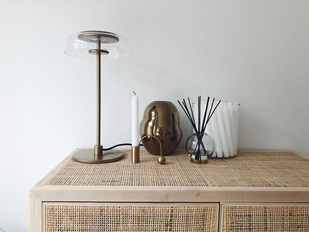 Rinelette lámpara de mesa con pantalla de vidrio transparente y base de madera