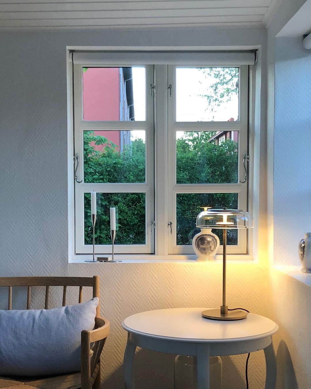 Rinelette lámpara de mesa con pantalla de vidrio transparente y base de madera