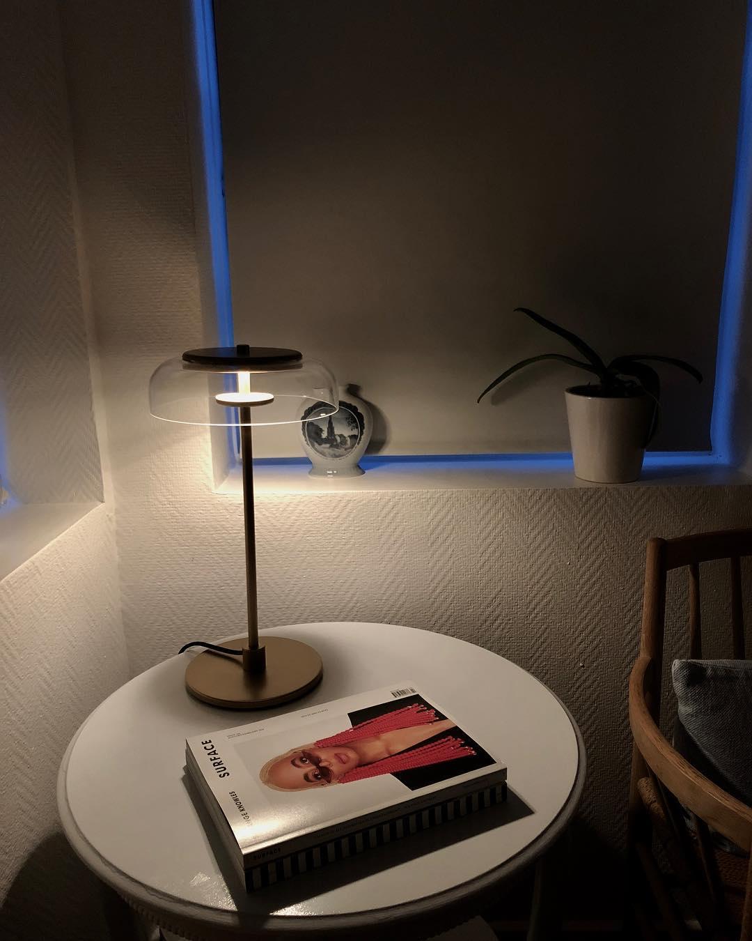 Rinelette lámpara de mesa con pantalla de vidrio transparente y base de madera