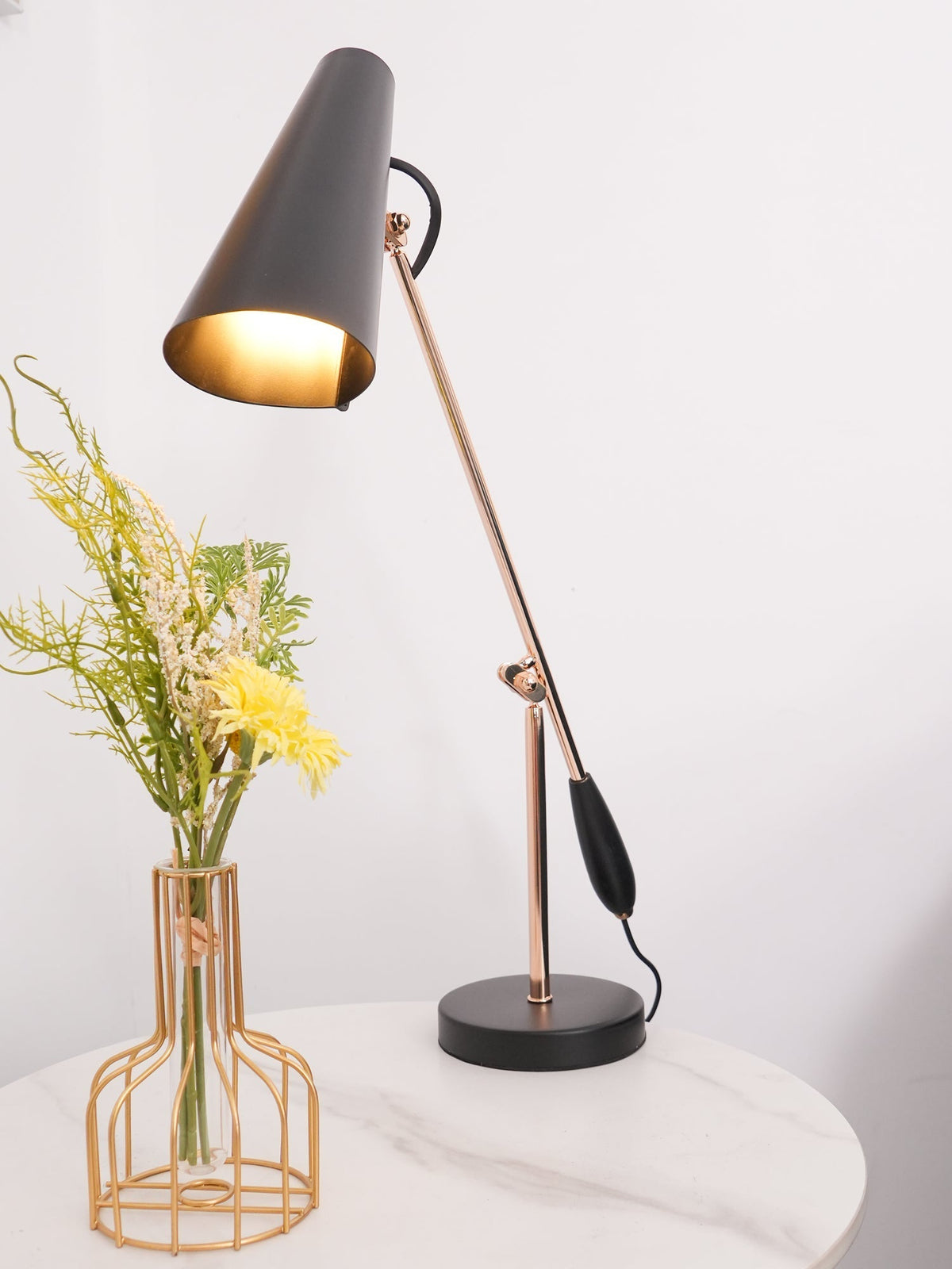 Orbix lámpara de mesa de acero estilo mid-century