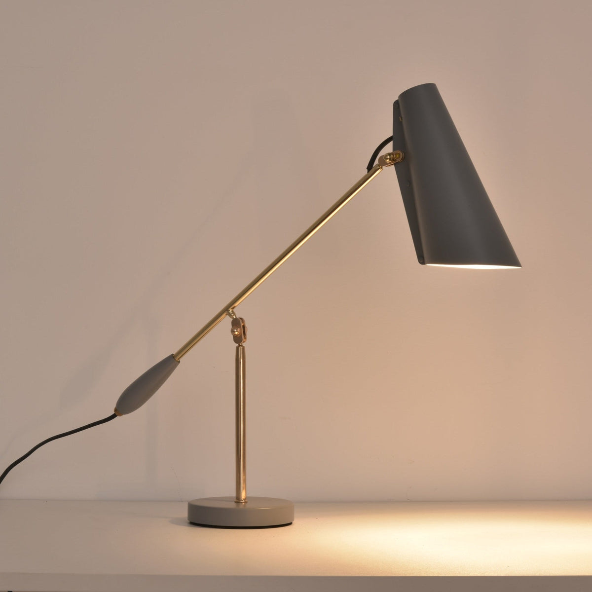 Orbix lámpara de mesa de acero estilo mid-century