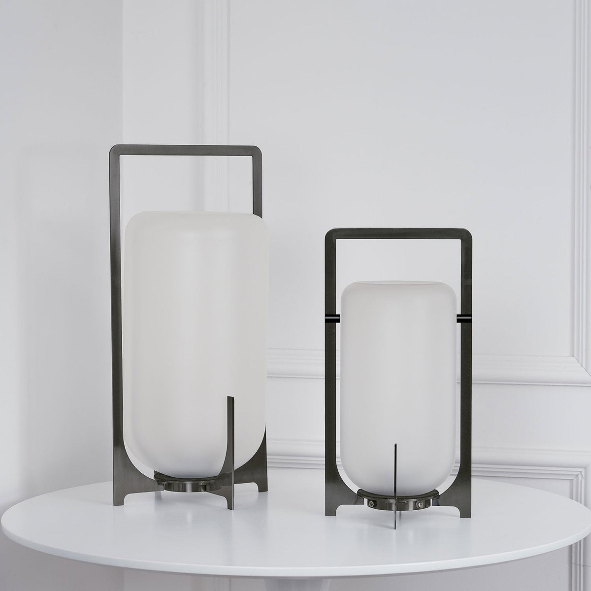 Orinenelle lámpara de mesa minimalista en acero y plástico