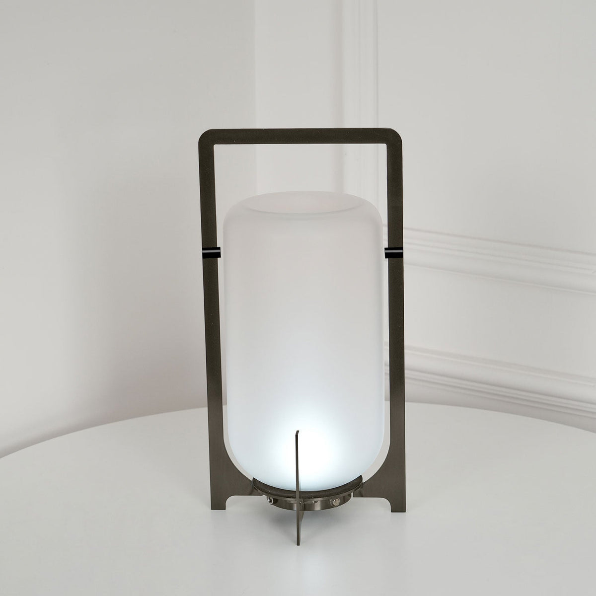 Orinenelle lámpara de mesa minimalista en acero y plástico